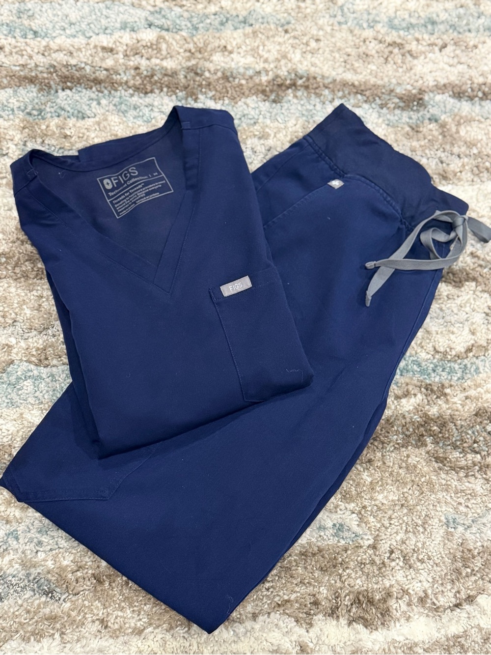 Figs Men's Navy Scrub Top and Drawstring Jogger Pants